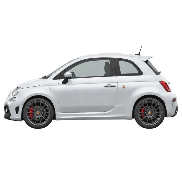 Abarth 595 2024 باللون فضي، منظر جانبي (متجه إلى اليسار)