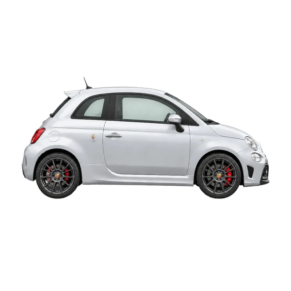 Abarth 595 2024 باللون فضي، منظر منظر جانبي (باتجاه اليمين)