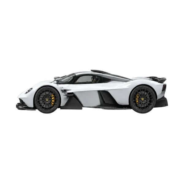 Aston Martin Valkyrie 2022 باللون فضي، منظر جانبي (متجه إلى اليسار)