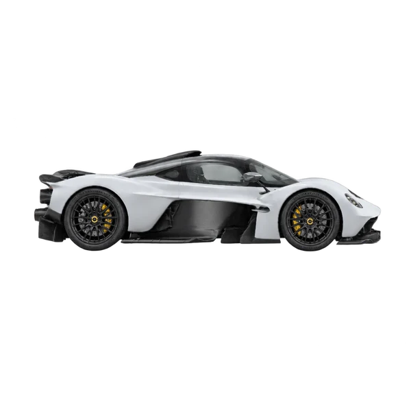 Aston Martin Valkyrie 2022 باللون فضي، منظر منظر جانبي (باتجاه اليمين)