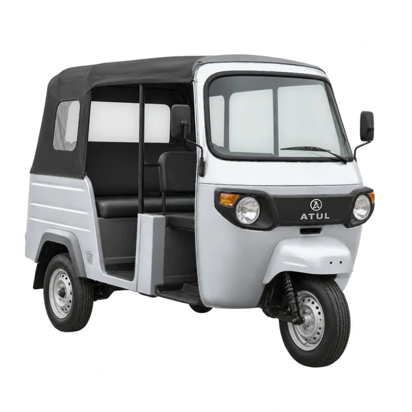 Atul Auto RIK 2026 باللون فضي، منظر منظر أمامي بزاوية ثلاثة أرباع (متجه لليسار)