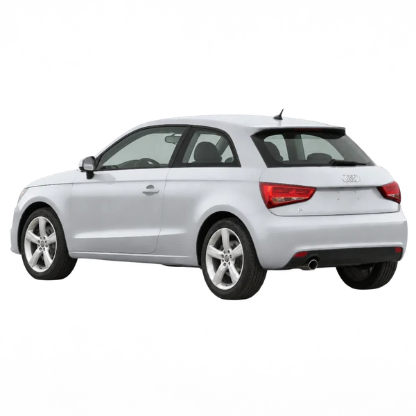 Audi A1 2013 باللون فضي، منظر ثلاثة أرباع خلفي (باتجاه اليسار)