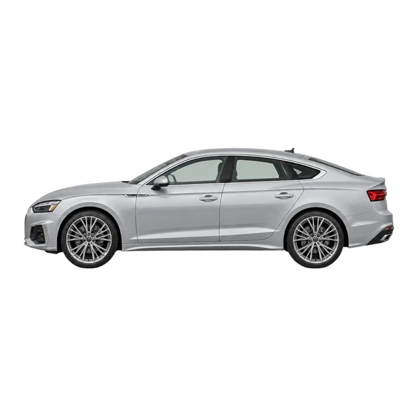 Audi A5 Sportback 2024 باللون فضي، منظر جانبي (متجه إلى اليسار)