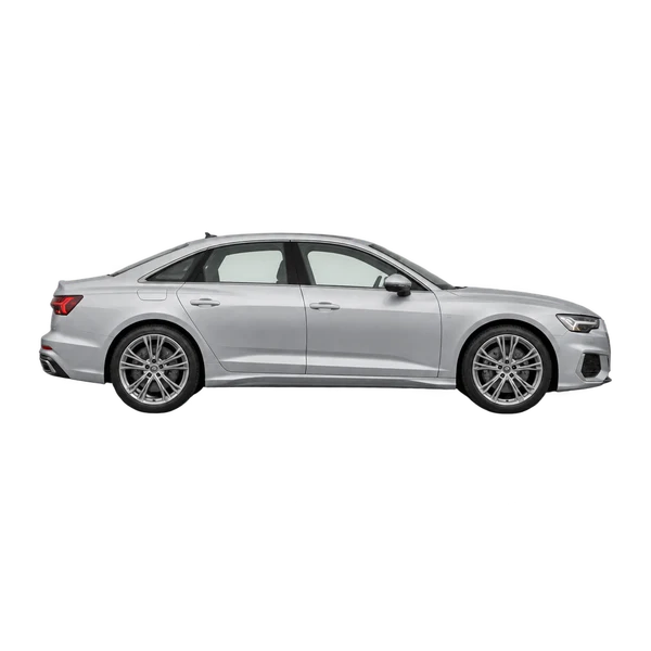 Audi A6 2027 en plateado, vista lateral (hacia la derecha)