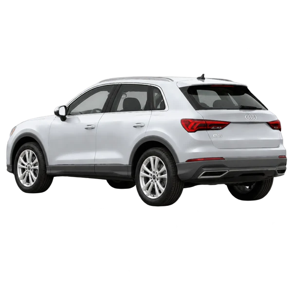 Audi Q3 2021 باللون فضي، منظر ثلاثة أرباع خلفي (باتجاه اليسار)