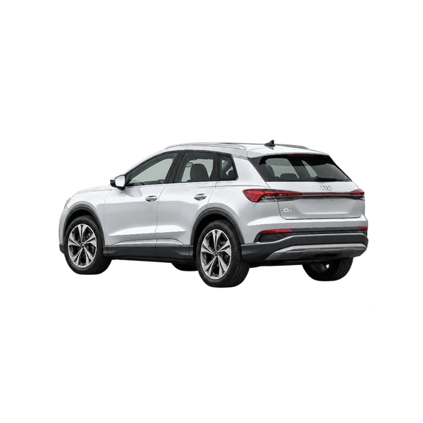 Audi Q4 2026 باللون فضي، منظر ثلاثة أرباع خلفي (باتجاه اليسار)