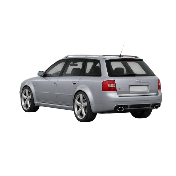 Audi RS 6 2004 باللون فضي، منظر ثلاثة أرباع خلفي (باتجاه اليسار)