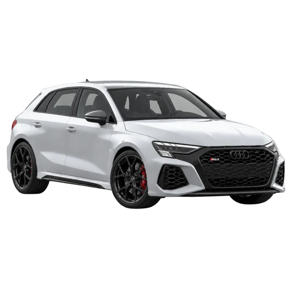 Audi RS3 2023 باللون فضي، منظر منظر أمامي بزاوية ثلاثة أرباع (متجه لليسار)