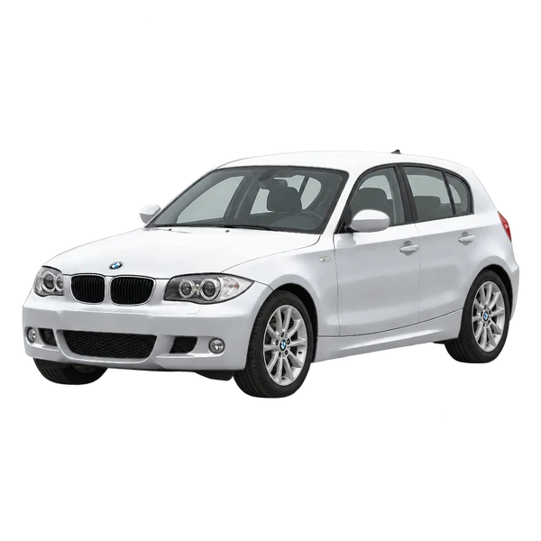BMW 130I 2007 باللون فضي، منظر منظر أمامي بزاوية ثلاثة أرباع (متجه لليسار)
