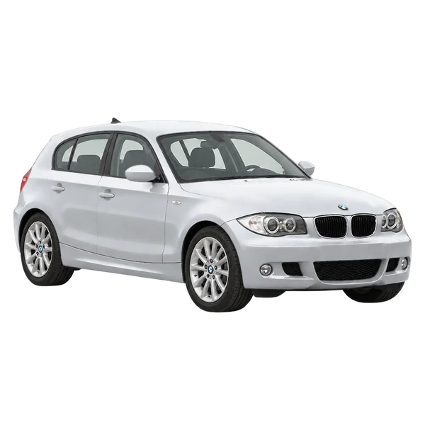 BMW 130I 2007 باللون فضي، منظر زاوية ثلاثة أرباع أمامية (باتجاه اليمين)