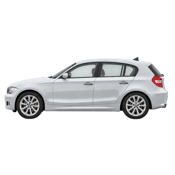 BMW 130I 2007 باللون فضي، منظر جانبي (متجه إلى اليسار)