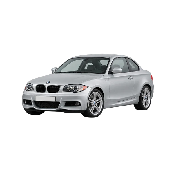 BMW 135i 2010 باللون فضي، منظر منظر أمامي بزاوية ثلاثة أرباع (متجه لليسار)