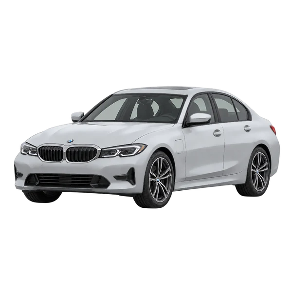 2022 BMW 330e in Silber, Ansicht: Dreiviertelansicht vorne (nach links gerichtet)