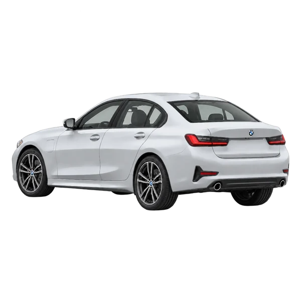 2022 BMW 330e in Silber, Ansicht: Dreiviertelansicht von hinten (nach links gerichtet)