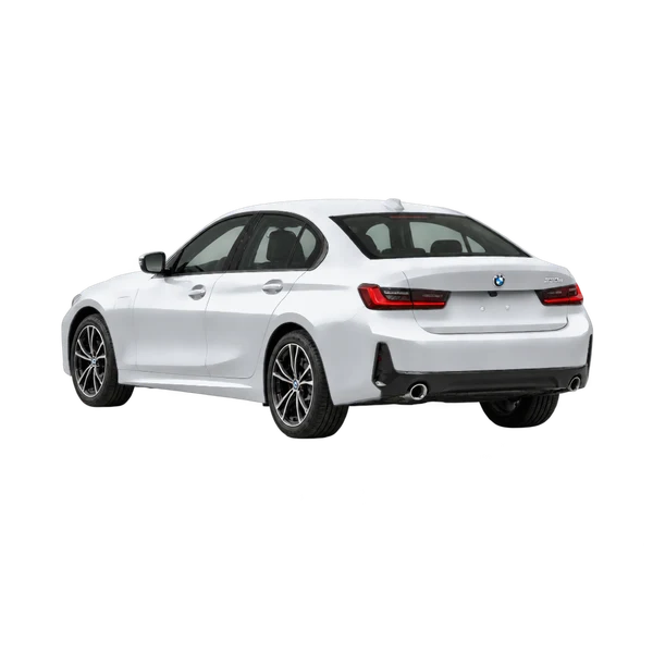 2023 BMW 330e in Silber, Ansicht: Dreiviertelansicht von hinten (nach links gerichtet)