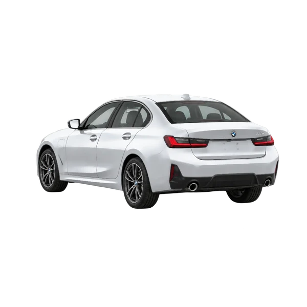 2024 BMW 330e in Silber, Ansicht: Dreiviertelansicht von hinten (nach links gerichtet)