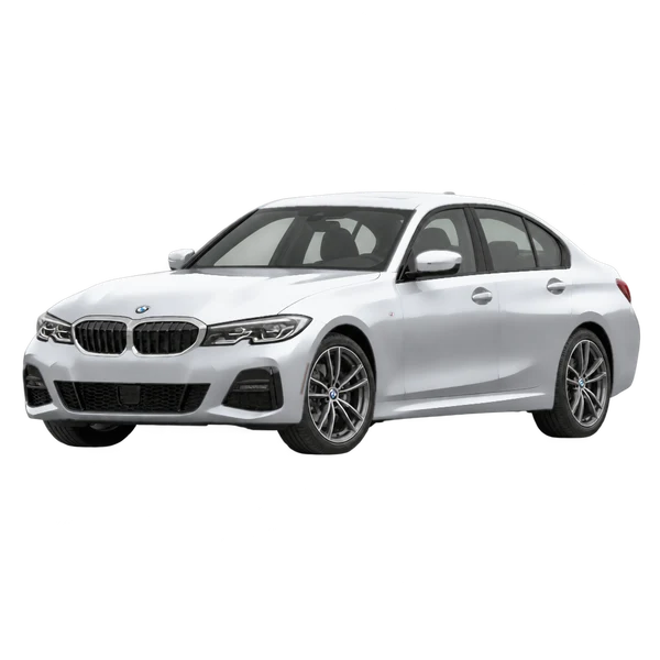 BMW 330i 2022 باللون فضي، منظر منظر أمامي بزاوية ثلاثة أرباع (متجه لليسار)