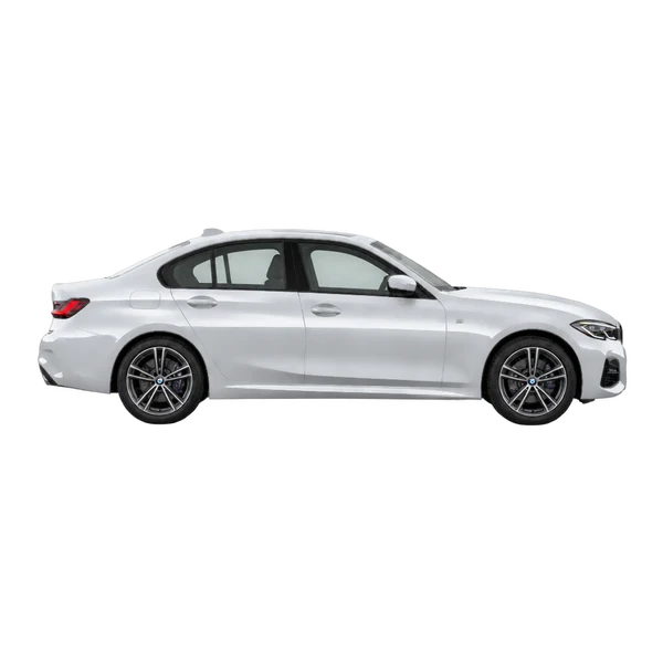 BMW 330i 2022 باللون فضي، منظر منظر جانبي (باتجاه اليمين)