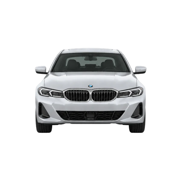 BMW 330i 2023 باللون فضي، منظر أمامي