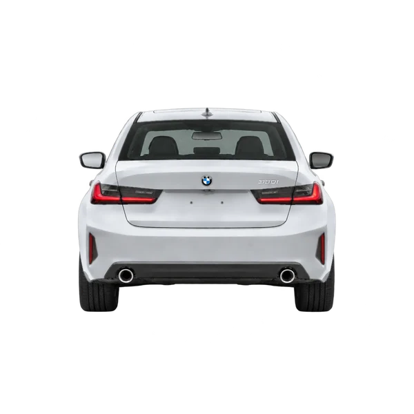 BMW 330i 2023 باللون فضي، منظر من الخلف