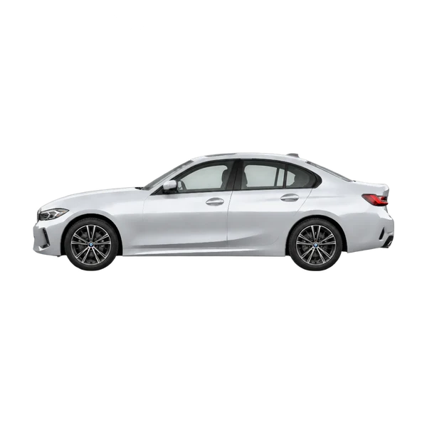 BMW 330i 2023 باللون فضي، منظر جانبي (متجه إلى اليسار)