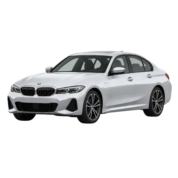 BMW 330i 2024 باللون فضي، منظر منظر أمامي بزاوية ثلاثة أرباع (متجه لليسار)