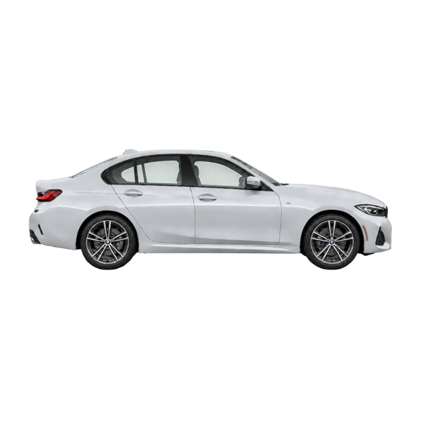 BMW 330i 2024 باللون فضي، منظر منظر جانبي (باتجاه اليمين)