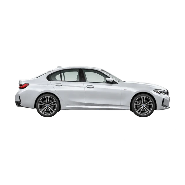BMW 330i 2025 باللون فضي، منظر منظر جانبي (باتجاه اليمين)