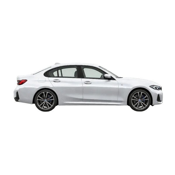 BMW 330i 2026 باللون فضي، منظر منظر جانبي (باتجاه اليمين)