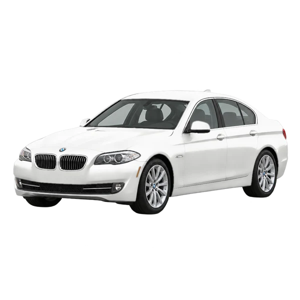 BMW 5 Series 2015 باللون أبيض، منظر منظر أمامي بزاوية ثلاثة أرباع (متجه لليسار)