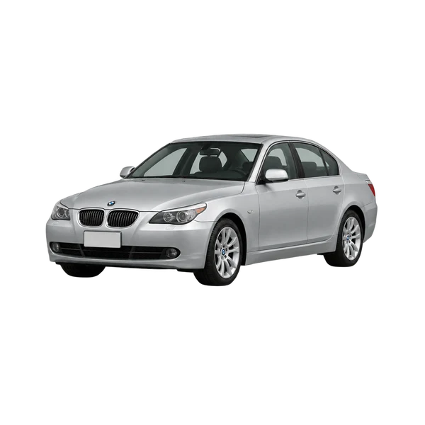 BMW 528i 2010 باللون فضي، منظر منظر أمامي بزاوية ثلاثة أرباع (متجه لليسار)