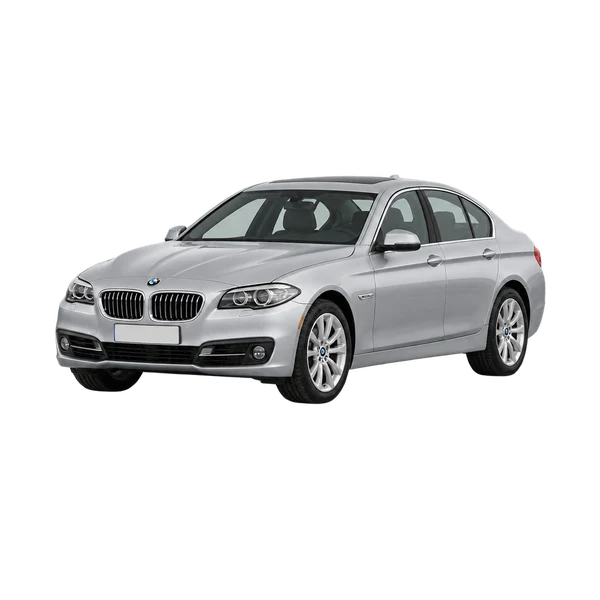 BMW 528i 2016 باللون فضي، منظر منظر أمامي بزاوية ثلاثة أرباع (متجه لليسار)