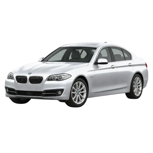 BMW 530D 2013 en plateado, vista frontal tres cuartos (hacia la izquierda)