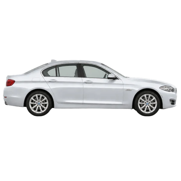 BMW 530D 2013 en plateado, vista lateral (hacia la derecha)