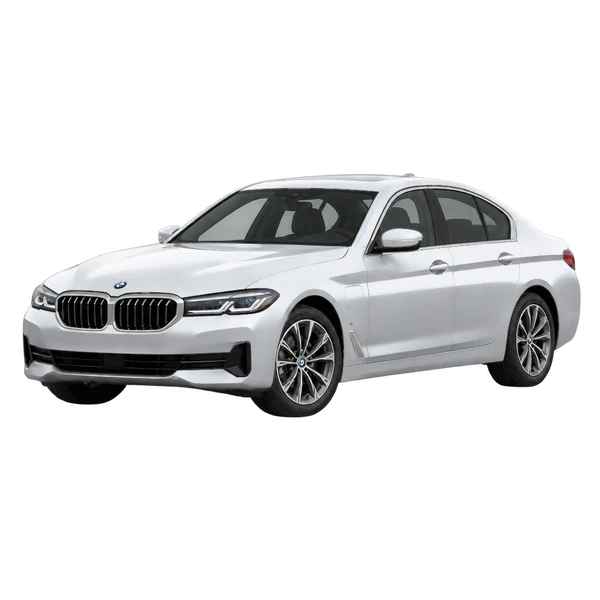 BMW 530e 2021 prata, vista dianteira em três quartos (voltada para a esquerda)