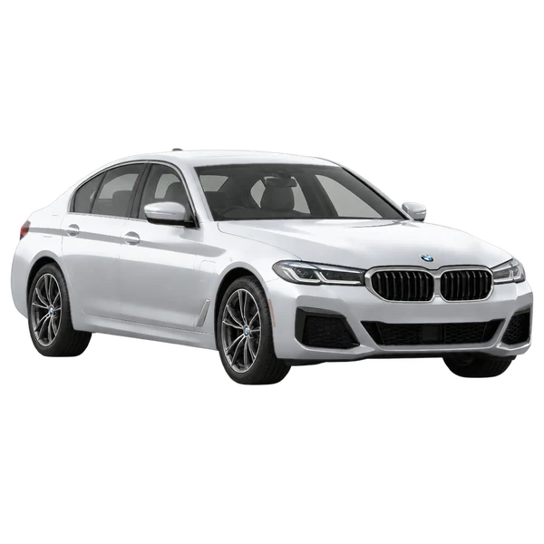 BMW 530e 2022 en plateado, vista frontal tres cuartos (hacia la izquierda)