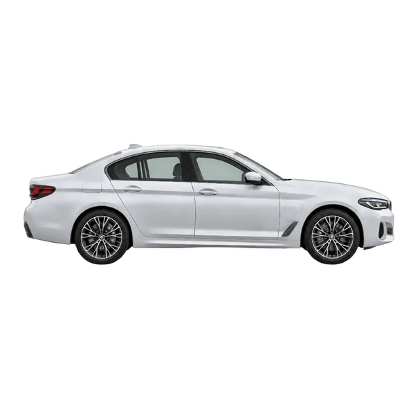 BMW 530e 2022 en plateado, vista lateral (hacia la derecha)