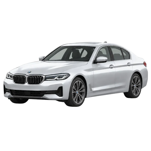 BMW 530e 2023 prata, vista dianteira em três quartos (voltada para a esquerda)