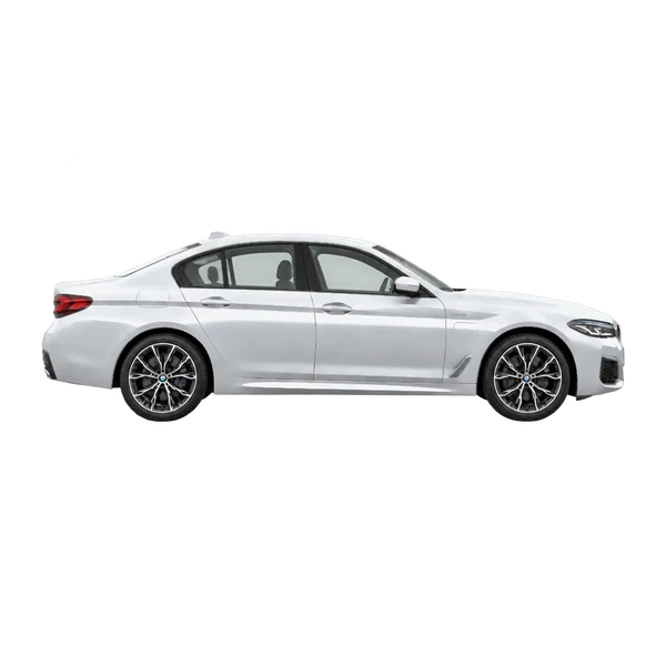 BMW 530e 2023 prata, vista lateral (voltada para a direita)