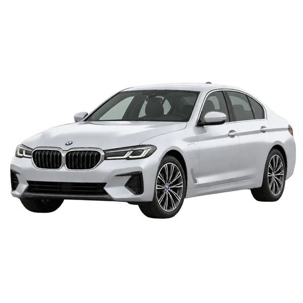 BMW 530e 2024 prata, vista dianteira em três quartos (voltada para a esquerda)