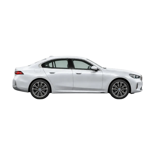 BMW 530e 2025 prata, vista lateral (voltada para a direita)