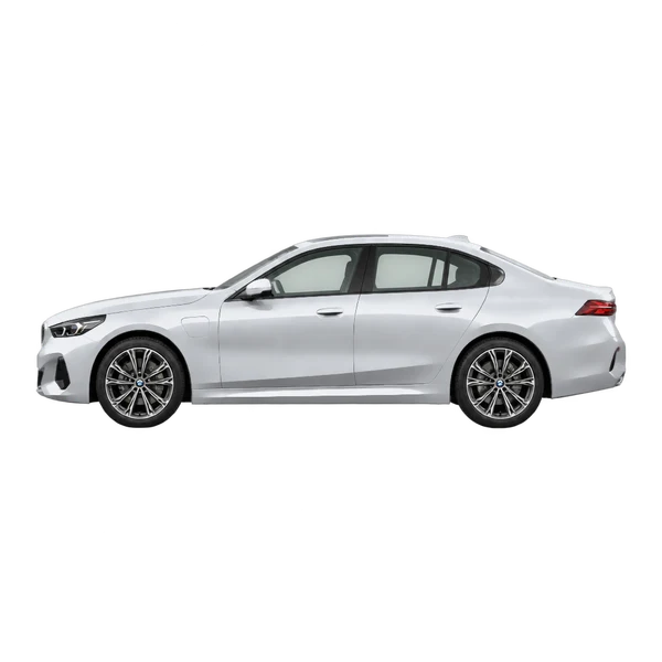BMW 530i 2025 باللون فضي، منظر جانبي (متجه إلى اليسار)