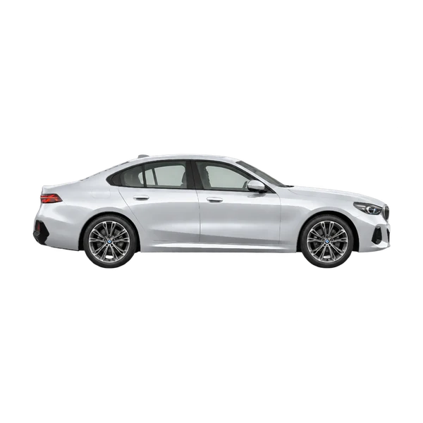 BMW 530i 2025 باللون فضي، منظر منظر جانبي (باتجاه اليمين)