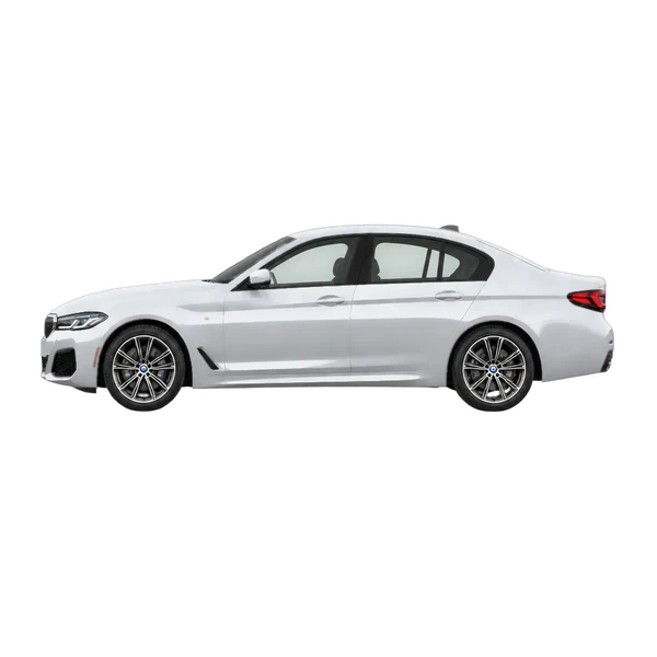 BMW 540i 2022 en plateado, vista lateral (mirando a la izquierda)
