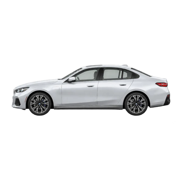 2024 BMW 540i in Silber, Ansicht: Seite (nach links gerichtet)