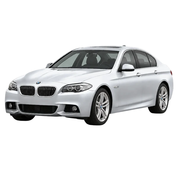 BMW 550 2013 باللون فضي، منظر منظر أمامي بزاوية ثلاثة أرباع (متجه لليسار)