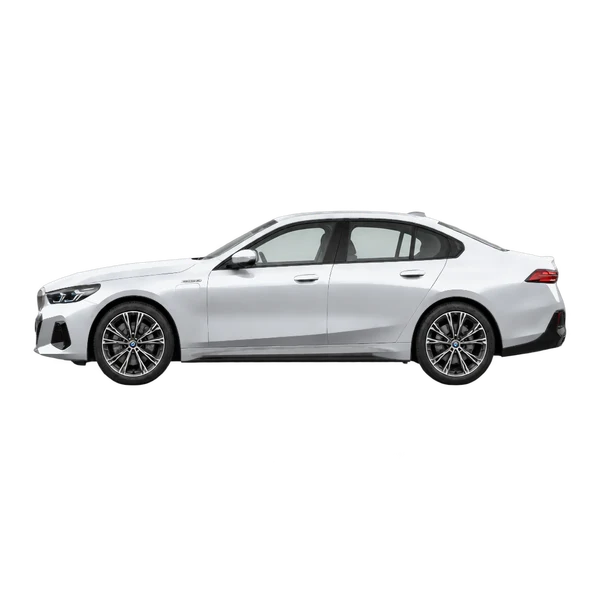 2025 BMW 550e in Silber, Ansicht: Seite (nach links gerichtet)
