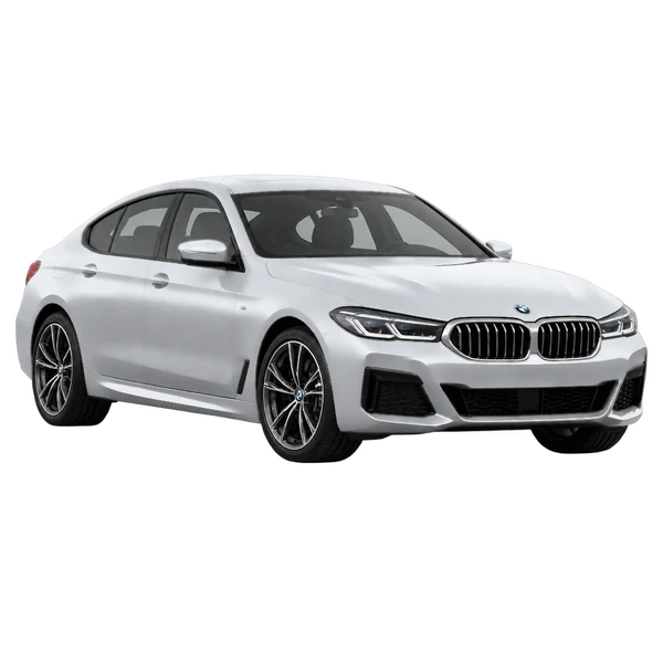 BMW 6 Series 2022 باللون فضي، منظر منظر أمامي بزاوية ثلاثة أرباع (متجه لليسار)