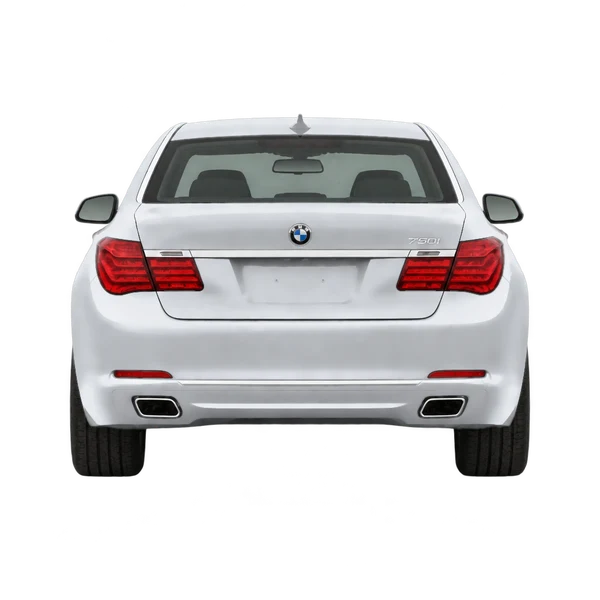 BMW 750i 2013 باللون فضي، منظر من الخلف