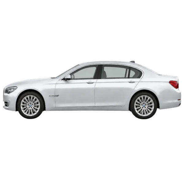 BMW 750i 2013 باللون فضي، منظر جانبي (متجه إلى اليسار)